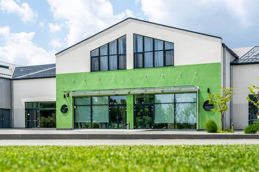 Foyer Mare event venue with green space for outdoor conferences and business registration.