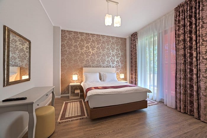 Upscale business guestroom at Tomis Garden Apartments for corporate conferences.
