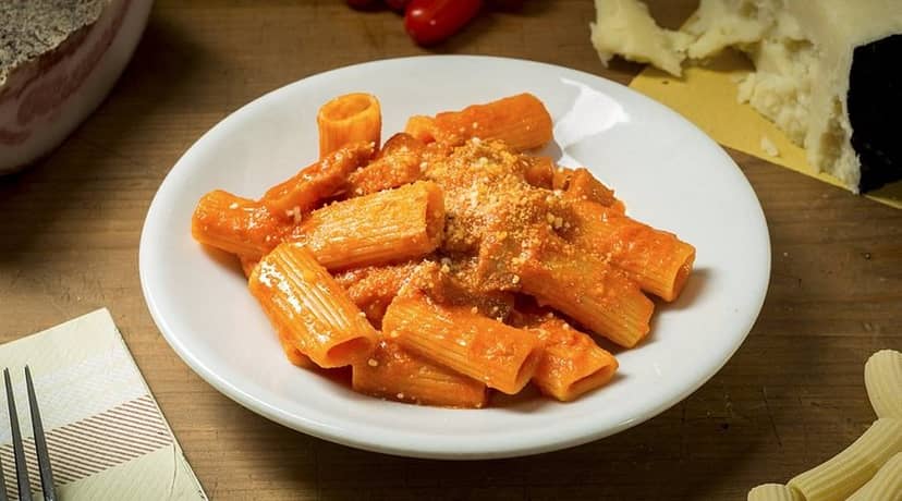 Gourmet plated pasta entrée at Da Enzo al 29, ideal for lunch buffets and gala catering.
