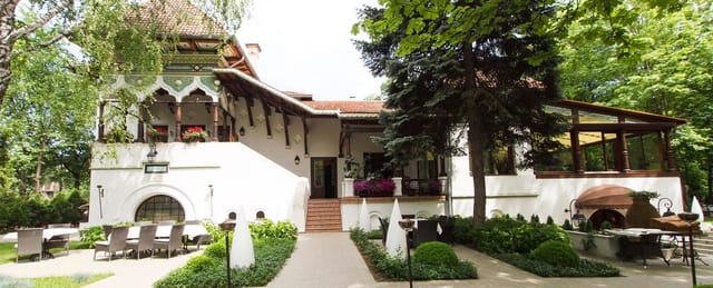 Upscale Casa Doina terrace for intimate outdoor events and boutique garden weddings.