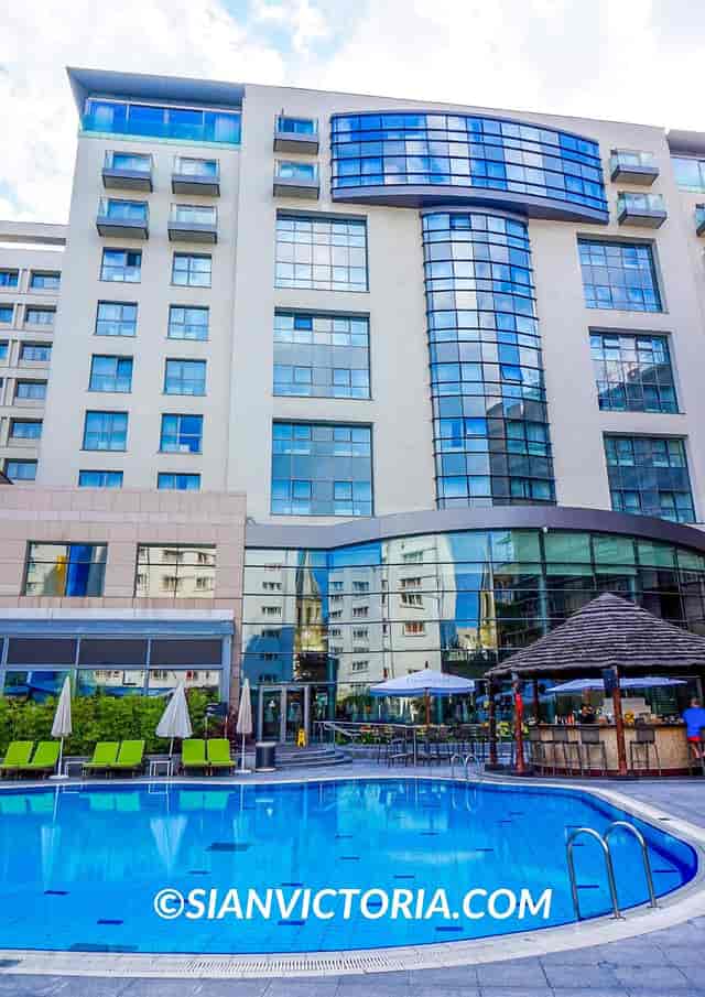 ARISTOCOOL Radisson Blu Bucharest: Modern corporate event venue with outdoor terrace.