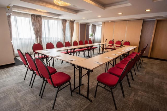 U-shaped boardroom in Hotel Ambasador, ideal for corporate meetings and professional workshops.