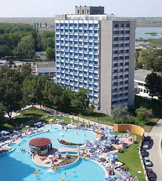 Hotel Sirena resort: expansive leisure hotel exterior, ideal for incentive travel and retreats.