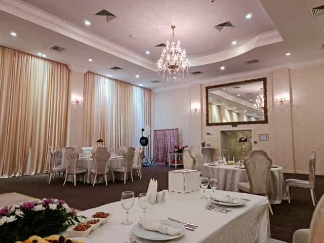 Elegant Salon Princess ballroom with grand chandelier for luxury weddings and corporate events.