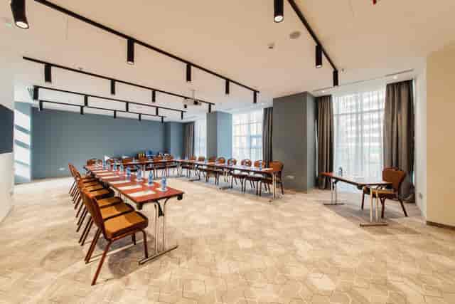 Modern U-shape conference room at Sala Emerald, Holiday Inn Bucharest for corporate meetings.