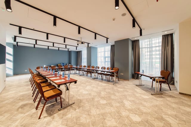 Modern U-shape conference room at Sala Emerald, Holiday Inn Bucharest for corporate meetings.