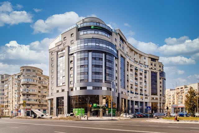 Modern Holiday Inn Bucharest Sapphire room for corporate conferences and business meetings.