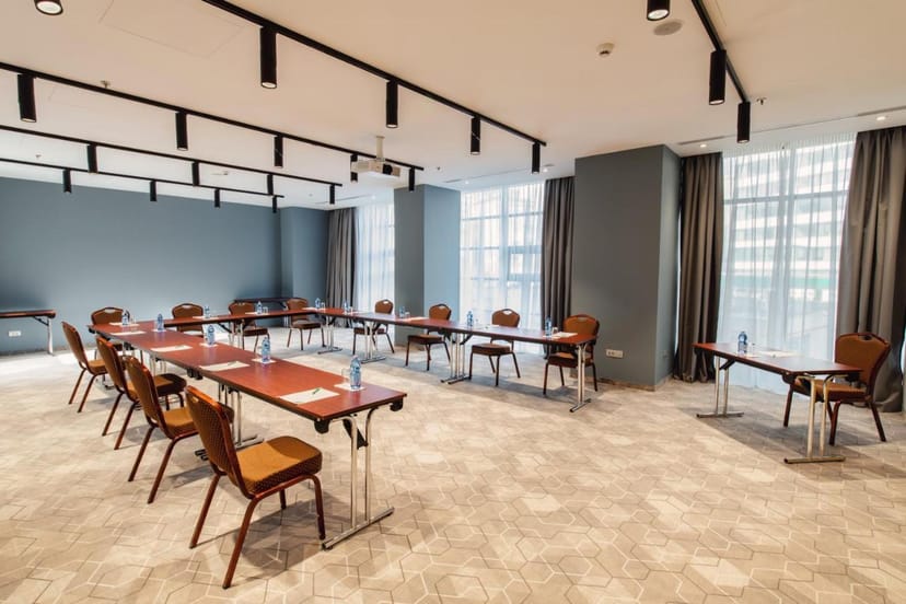 Sala Sapphire U-shape meeting room with natural light for workshops and board meetings.