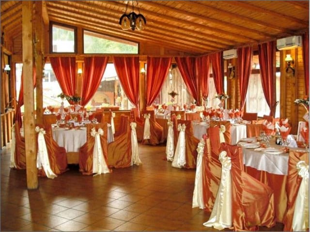 Rustic-chic event space with elegant banquet seating for weddings and corporate gatherings.