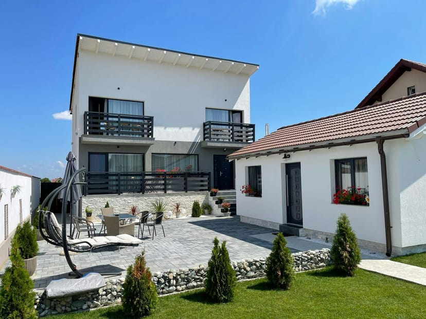 Modern outdoor terrace at Casa Valentina Cristian for boutique retreats and executive offsites.