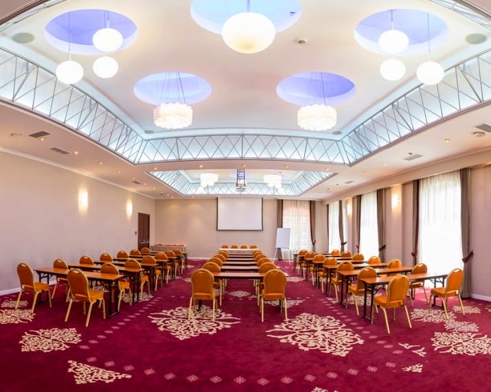 Sala Eminescu conference suite at ROMEXPO in classroom setup for corporate training and seminars.