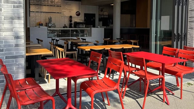 Vibrant red furniture at Let Enzo Out Berlin cafe, ideal for casual breakout and networking events.