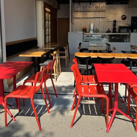 Modern cafe at Let Enzo Out Berlin with modular seating for networking and small-group events.