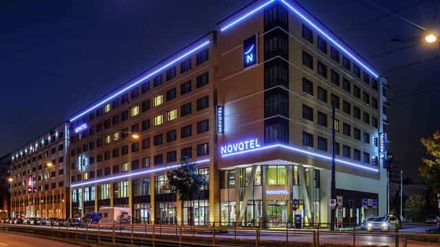 Modern Meeting Room 6 at Novotel München, perfect for corporate events and networking.
