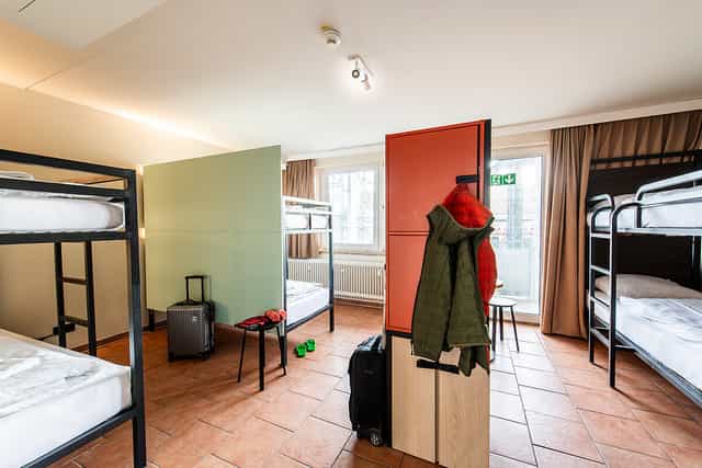 Modular dorm room at MEININGER Hotel München Zentrum for student groups and team-building retreats.