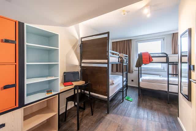 Quad room at MEININGER Hotel München Zentrum for budget group travel and student accommodation.