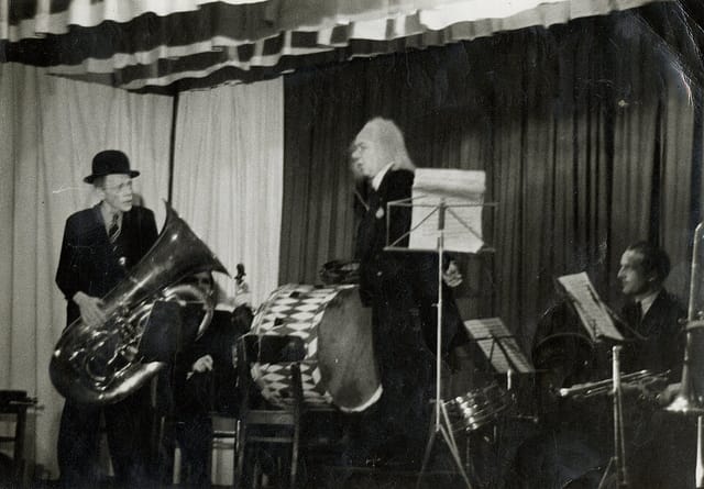 Vintage stage setup at Meetingraum Karl Valentin, Munich for live event booking.