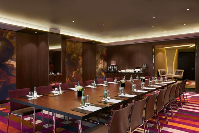 Modern meeting room at Hotel Vier Jahreszeiten, ideal for corporate events and workshops.