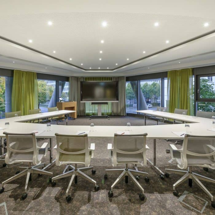 Modern meeting room with U-shaped table at Novotel München City Arnulfpark.