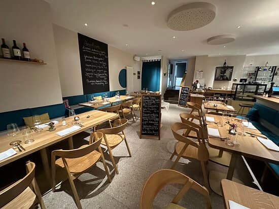 Modern restaurant in Novotel München, ideal for intimate meetings and corporate dinners.