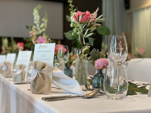 Elegant dining table with fresh florals for a sophisticated event at Kreszenz⁴.