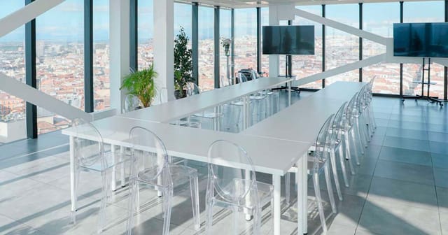 U-shape boardroom at Espacio ASTER with ghost chairs for executive meetings and corporate events.