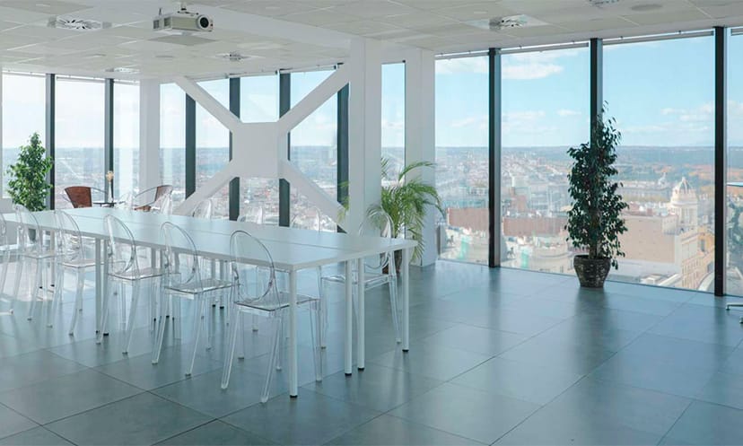 Minimalist boardroom at Espacio ASTER with panoramic views for corporate meetings and strategy events.