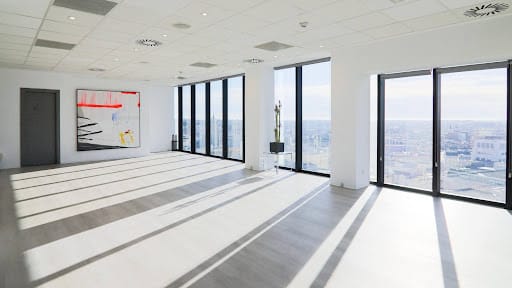Bulevar30 event space with floor-to-ceiling windows for corporate receptions and gallery pop-ups.