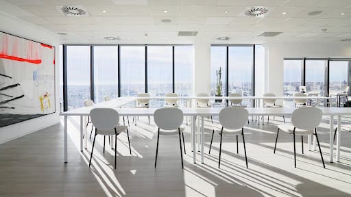U-shape boardroom at Bulevar 30 with natural light for corporate meetings and professional events.
