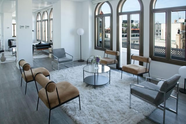 Intimate Loop 21 breakout space with natural light for VIP consultations and board meetings.
