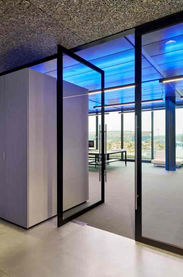 Modern rooftop executive suite at Flow Houthavens for collaborative meetings and events.