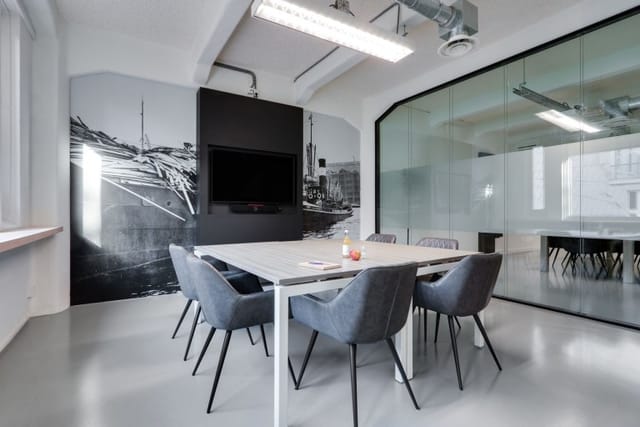 Modern breakout room at HNK Amsterdam Houthavens for professional strategy meetings and events.