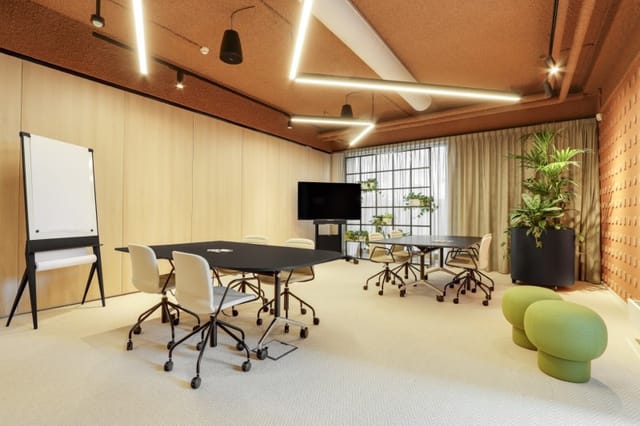Modern meeting room in HNK Amsterdam Sloterdijk with modular furniture for collaborative workshops.