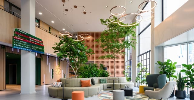 Biophilic lobby at HNK Amsterdam Sloterdijk, ideal for professional networking and event hosting.
