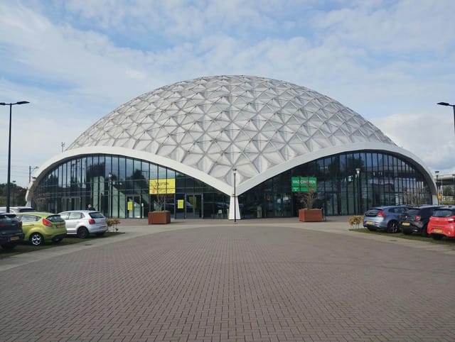 Dome-shaped exhibition venue in Circa Amsterdam with glass facade for corporate event spaces.