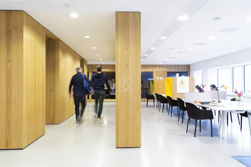 Modern hybrid event meeting room at Spaces Zuidas with focused workstations.