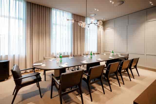 Louis Bolk Salon for VIP meetings with ergonomic seating and natural light.