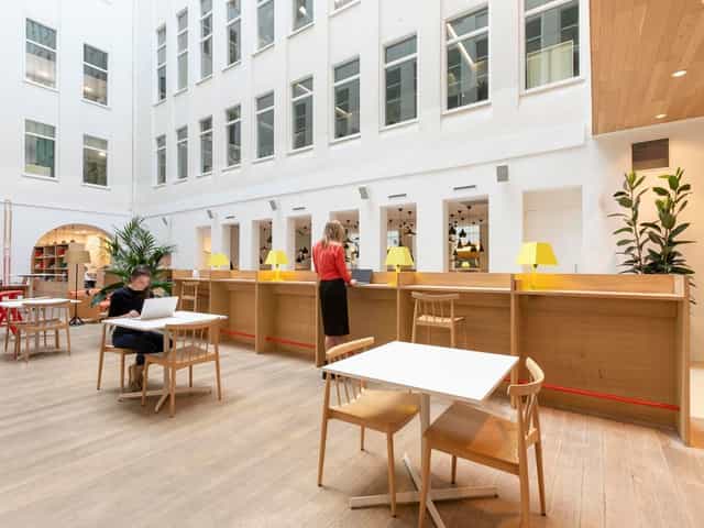 Modern atrium meeting space at Spaces Herengracht for co-working and corporate conferences.