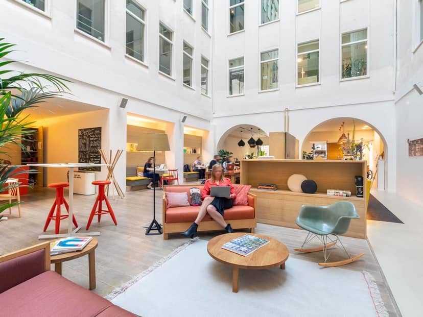 Modern atrium meeting space at Spaces Herengracht for coworking and networking events.