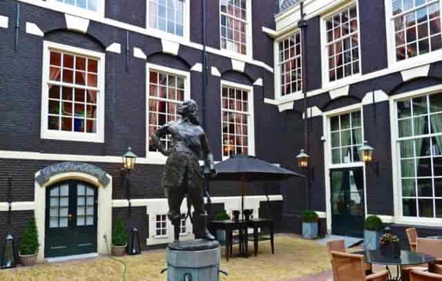 Historic Het West-Indisch Huis courtyard venue for upscale cocktail receptions and networking.
