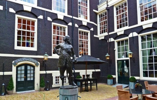 Historic Het West-Indisch Huis courtyard venue for upscale cocktail receptions and networking.