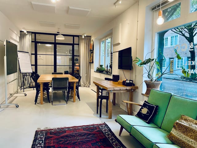 Bright Werkwinkel boardroom with lounge area for team workshops and collaborative meetings.