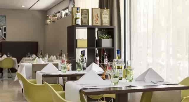 Professional business lunch setting at NH Amsterdam Zuid for networking and corporate events.
