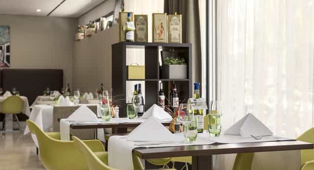 Professional business lunch setting at NH Amsterdam Zuid for networking and corporate events.