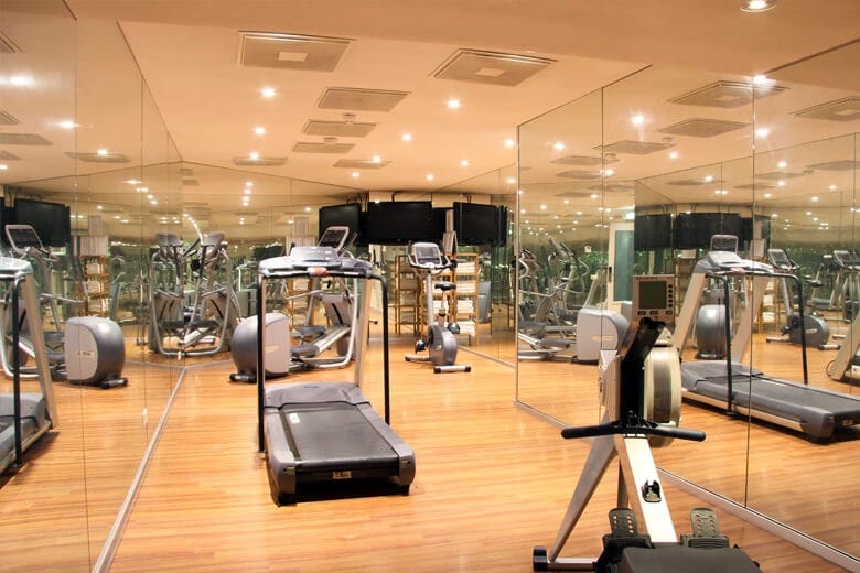 NH Amsterdam Zuid hotel fitness center with mirrored walls for business travel and gym workouts.
