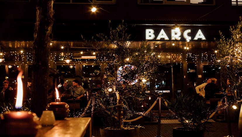 Networking venue in Amsterdam with warm lighting for corporate events and professional mixers.