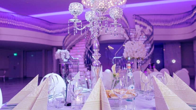 Gala dinner setup with crystal centerpiece at De Koning Trouwzaal, elegant event venue.