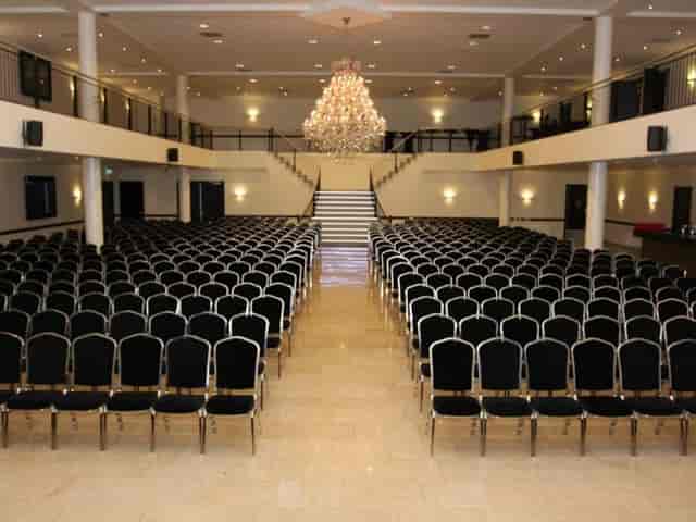 De Koning hall: theater-style seating arrangement for large corporate event or conference.