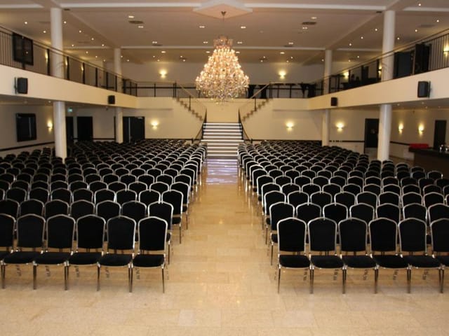 De Koning hall: theater-style seating arrangement for large corporate event or conference.