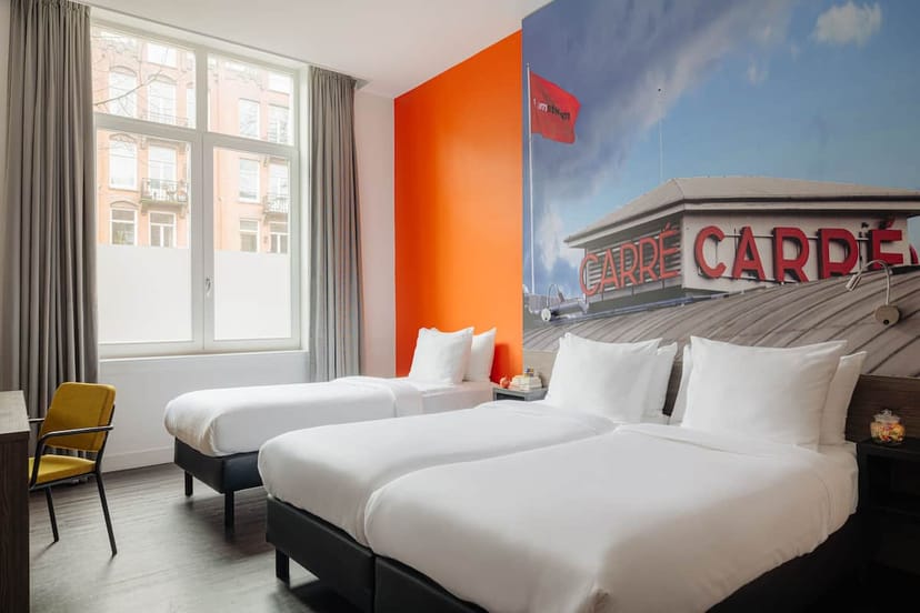Modern twin suite at The Manor Amsterdam with mural, ideal for conference and event housing.
